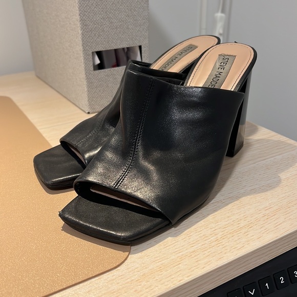 Black Steve Madden heel - Picture 2 of 2